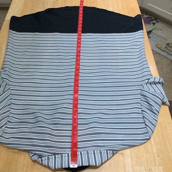 NWOT generous cut Chico’s size 1 polyester black & white top. - Picture 10 of 14